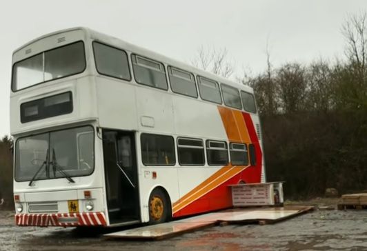 A cumpărat o rablă de autobuz şi l-a renovat. Acum, e de nerecunoscut. E o vilă luxoasă pe roţi