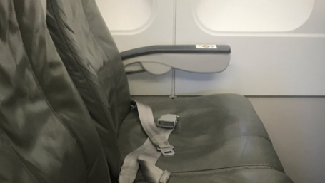 "Zbura" cu avionul. S-a uitat în stânga şi nu i-a venit să creadă ce a văzut. A chemat stewardesa