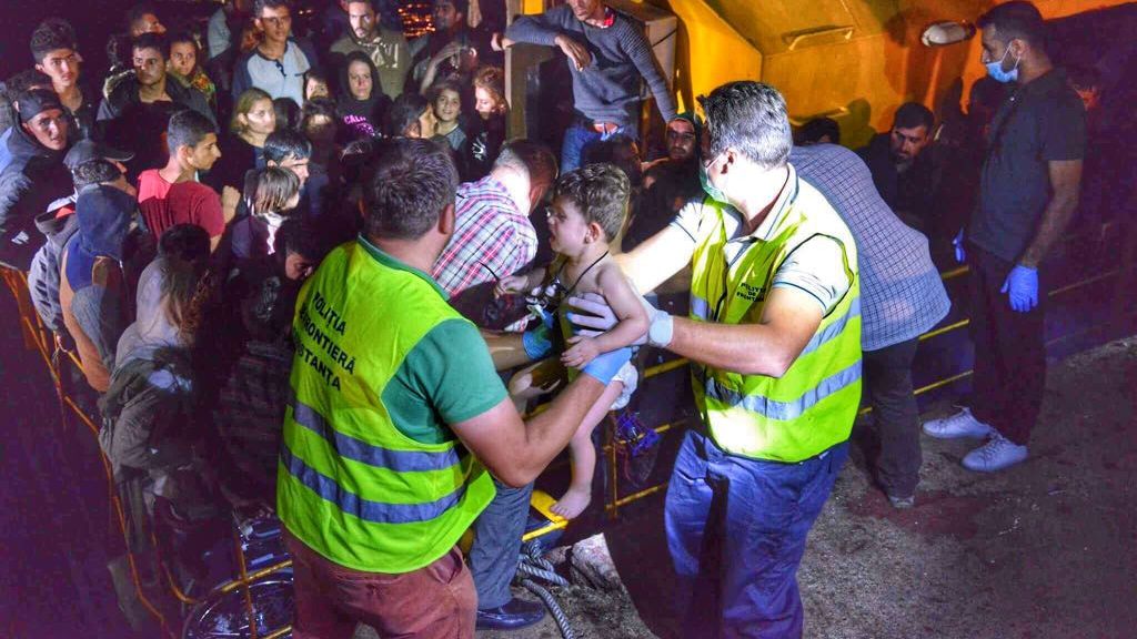 O navă în derivă, cu 157 de refugiați, adusă în Portul Midia. 56 de copii, salvați in extremis