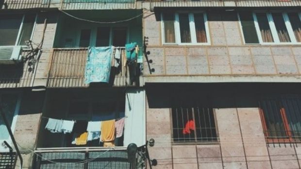 Un bebeluş de un an din Iași a ajuns la spital după ce a căzut de la etajul doi