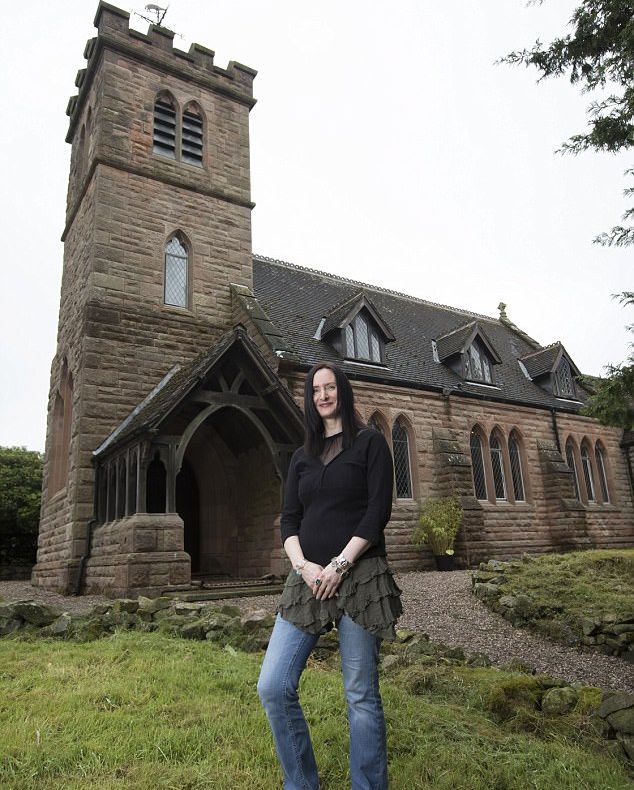 Cum a reuşit o femeie să transforme vechea BISERICĂ din sat într-o casă spectaculoasă