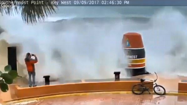 VIDEO VIRAL. A vrut să-și facă un selfie pe plaja din Florida, dar oceanul a răbufnit...