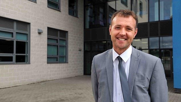 Directorul unei școli a trimis zeci de elevi acasă! Motivul este HALUCINANT