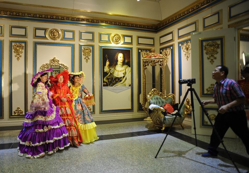 Cum arată fabrica din China pe care patronul a transformat-o în "Palatul Versailles"