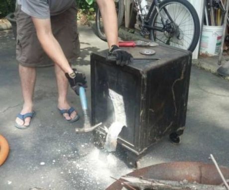 Au găsit un seif într-o peşteră. Au spart încuietoarea şi...n-au mai muncit o zi în viaţa lor