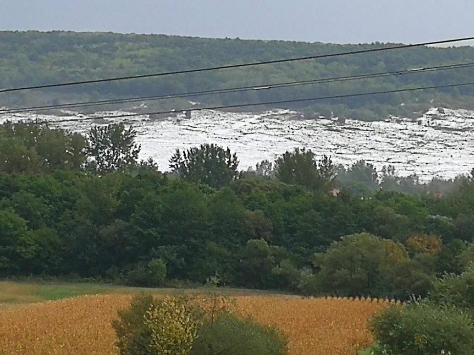 Furtuna face ravagii în Gorj: "munţi" de grindină au acoperit o comună