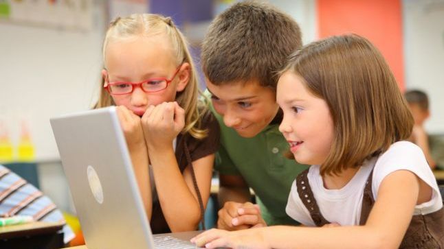 Avertisment al Poliţiei pentru toţi elevii din România. Se întâmplă când accesaţi Internetul 