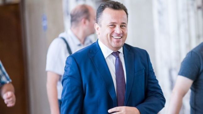 Problema de clasa a VIII-a pe care ministrul Educaţiei nu a ştiut să o rezolve deşi e profesor  