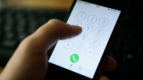 De ce să nu îți lași telefonul la încărcat peste noapte