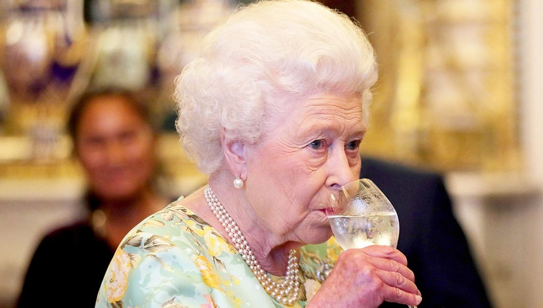 Regina Elisabeta a Marii Britanii consumă alcool în mod regulat. Care este băutura ei preferată
