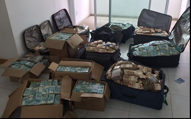 "Munte de bani", descoperit într-un apartament închiriat. Cui i-ar aparţine milioanele de dolari