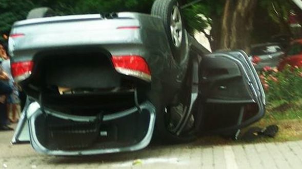 Accident grav. Un tânăr s-a răsturnat cu mașina, după ce a fost lovit de o altă maşină