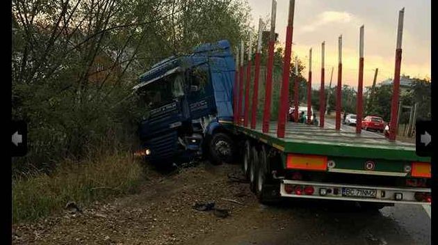 Accident GRAV în judeţul Suceava: un TIR a intrat pe contrasens şi a făcut prăpăd