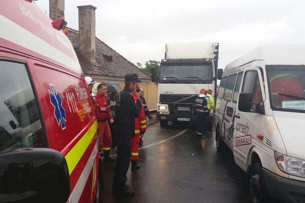 Impact devastator între un TIR și un microbuz plin cu călători: două victime
