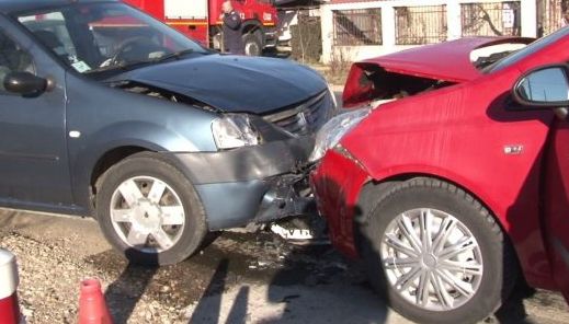 Copil de 10 ani, prins între două mașini după un accident frontal