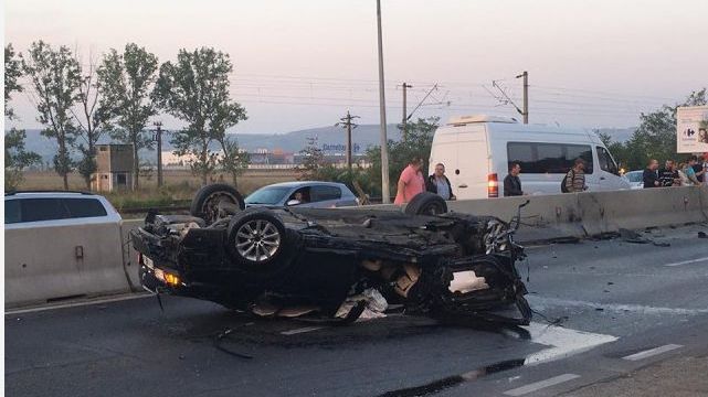 Accident teribil la Iaşi, după ce un BMW a zburat peste parapetul de delimitare