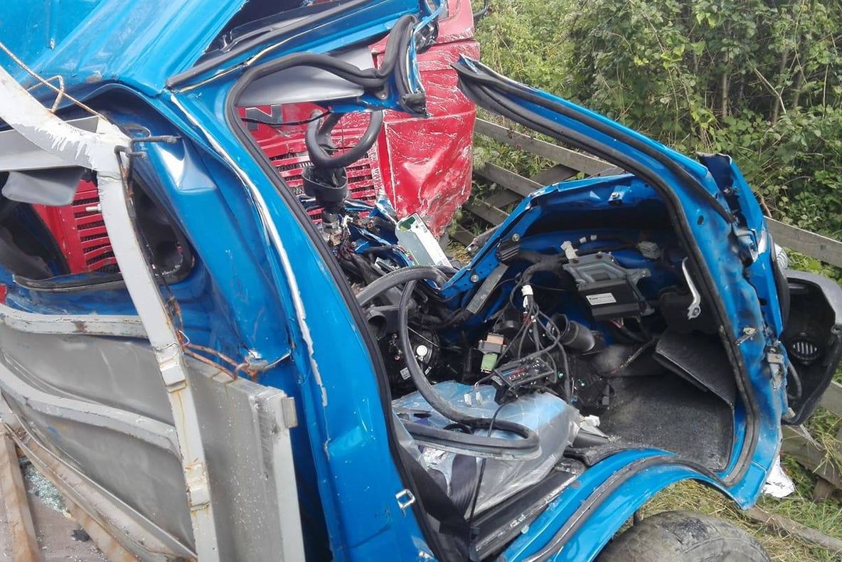 IMPACT DEVASTATOR între o mașină cu butelii de gaz și un camion: un mort