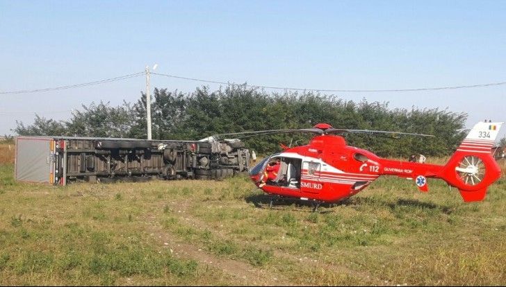 Accident rutier grav pe DN2! Un autotren a intrat într-un stâlp de înaltă tensiune: o victimă