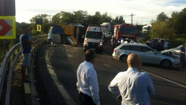 Membrii trupei DJ Project, răniţi grav după ce un TIR s-a răsturnat peste maşina lor - IMAGINI