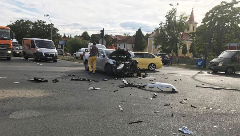 Accident grav în Hunedoara, între o mașină și o cisternă cu gaz. Un copil a rămas încarcerat