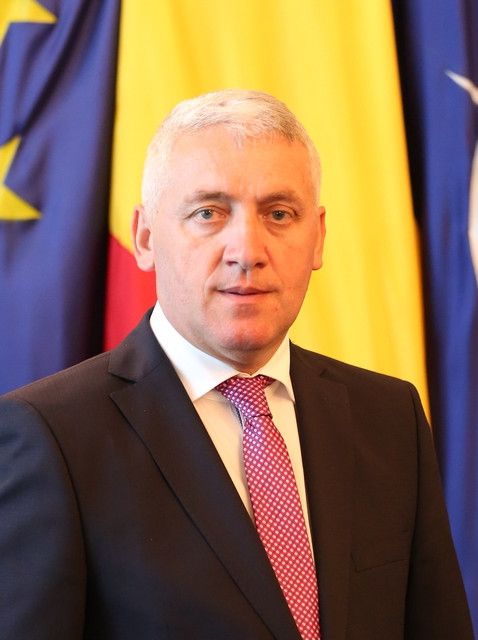 Goana de la Ministerul Apărării. Trei miniştri schimbaţi în 10 luni. Cât a stat fiecare