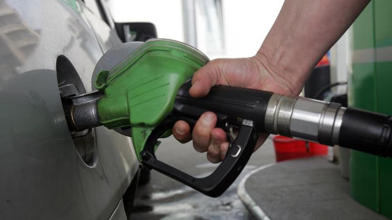 Prețul petrolului a crescut cu aproape 4 dolari! Noi majorări la pompă 