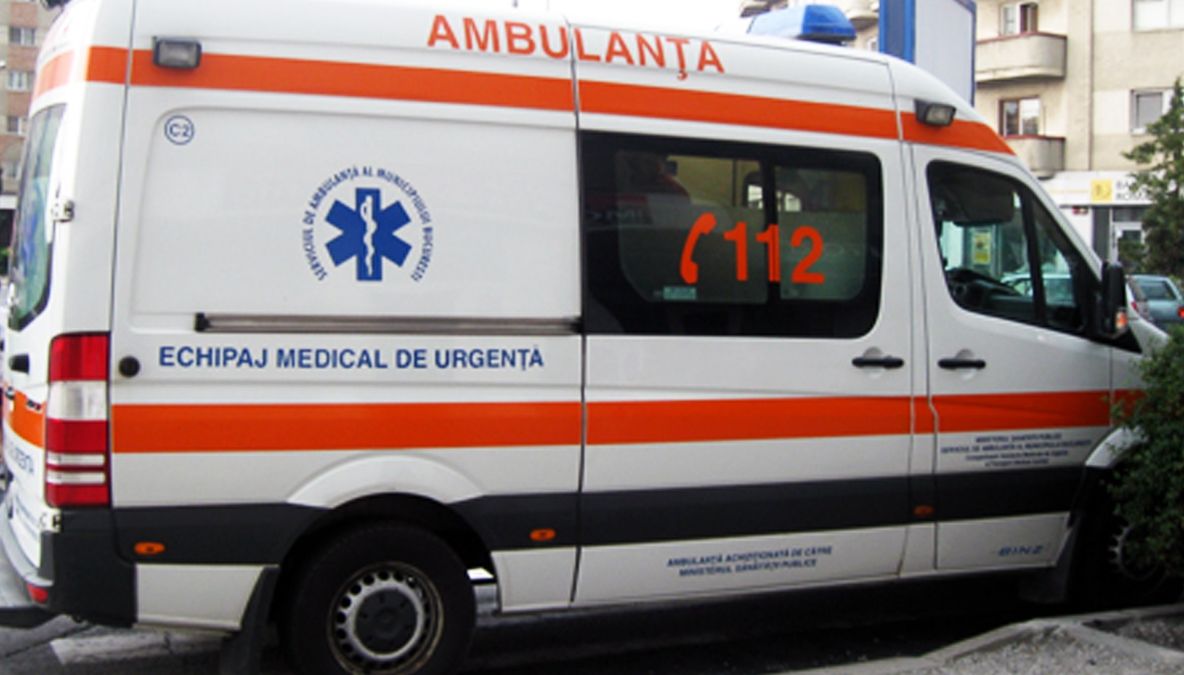 Bărbat în comă după ce a fost accidentat de o ambulanţă