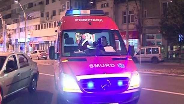 O femeie care amenința că se aruncă de la etaj, salvată de un pompier 