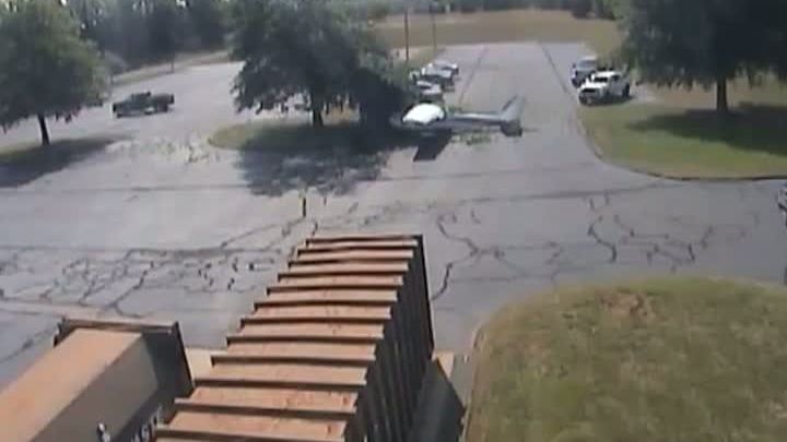 O aeronavă de mici dimensiuni s-a prăbuşit în parcarea unui aeroport