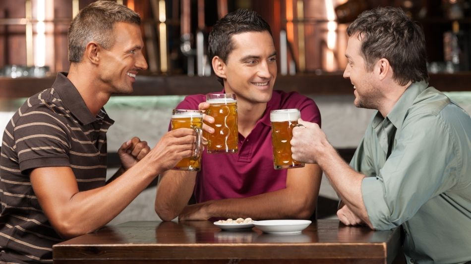 Două pahare de vin sau bere pe zi sunt mai sănătoase decât sportul