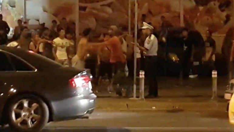 Bătaie în plină stradă la Constanţa. Zeci de rromi s-au încăierat între ei