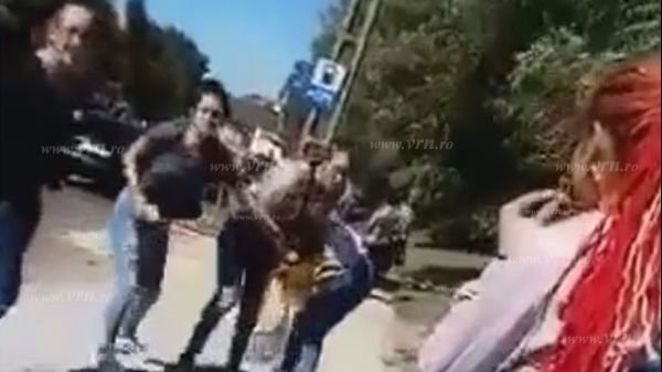 Violenţă extremă, sub nasul jandarmilor, la Vaslui. O elevă a bătut o alta până la leşin