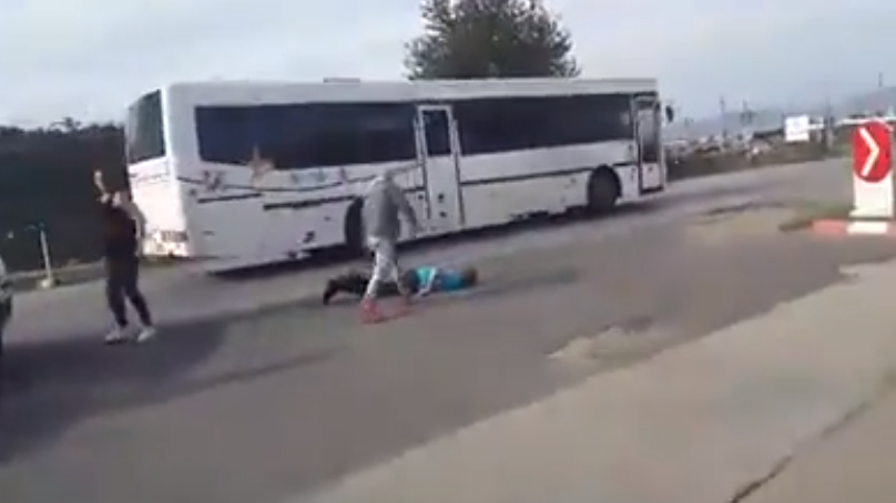 Imagini șocante surprinse în Orăștie! Șofer lovit cu putere după o ceartă în trafic