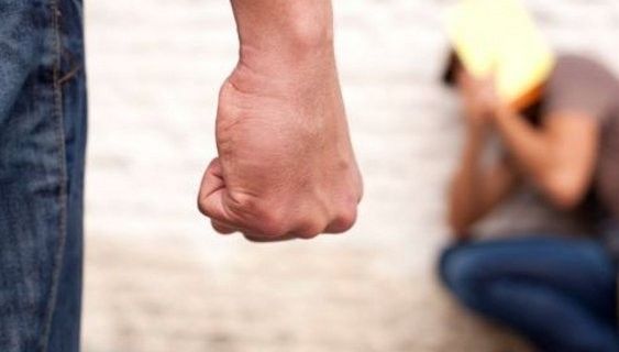 Adolescent bătut cu sălbăticie, după ce ar fi refuzat avansurile unei colege de clasă