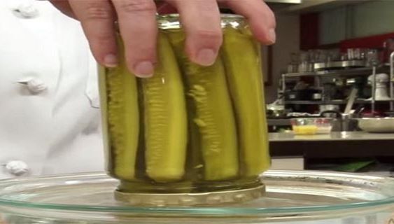 A ținut borcanul cu murături răsturnat și a rămas șocată ce a observat 