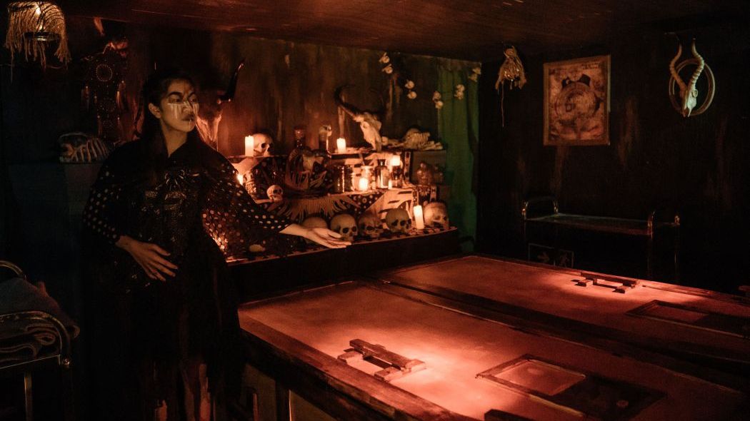 Înfricoșător. Un tânăr a murit într-o "casă bântuită" după ce a fost lovit de un sicriu