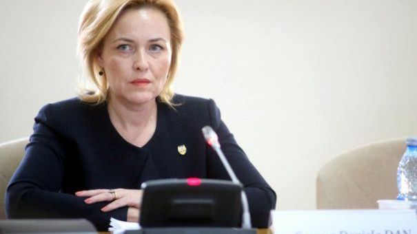 Carmen Dan, chemată să dea explicaţii în Parlament. Motivul: pensionările şi reangajările din MAI