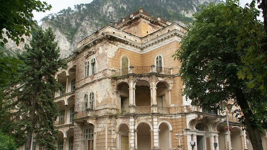 Hotelul "cu fantome", vândut de ANAF pentru aproape 1 milion de euro