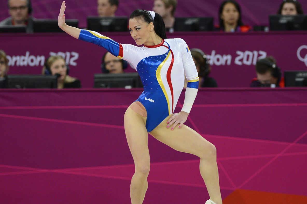 Klaus Iohannis va decora trei gimnaşti: "În semn de înaltă apreciere"