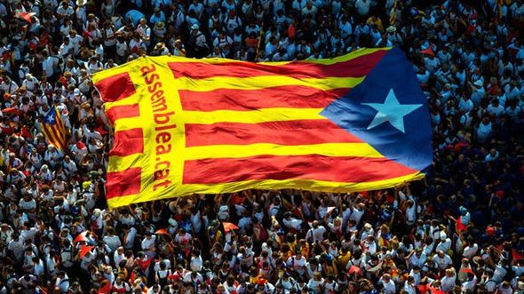 Madridul a dizolvat Guvernul și Parlamentul Cataloniei după declararea independenței