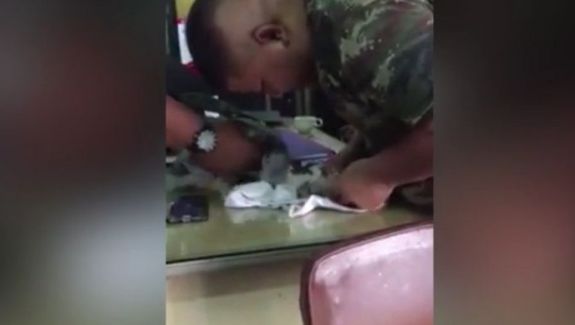 Un soldat a găsit un pui de cățel care se îneca. Ce a făcut după este INCREDIBIL