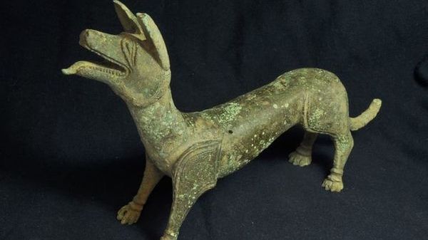 Căuta comori şi a dat peste această statuie. A încremenit când şi-a dat seama ce este