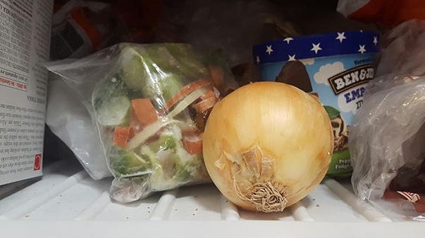 De ce este bine să pui ceapă în congelator. Trucul acesta îți va uşura viaţa