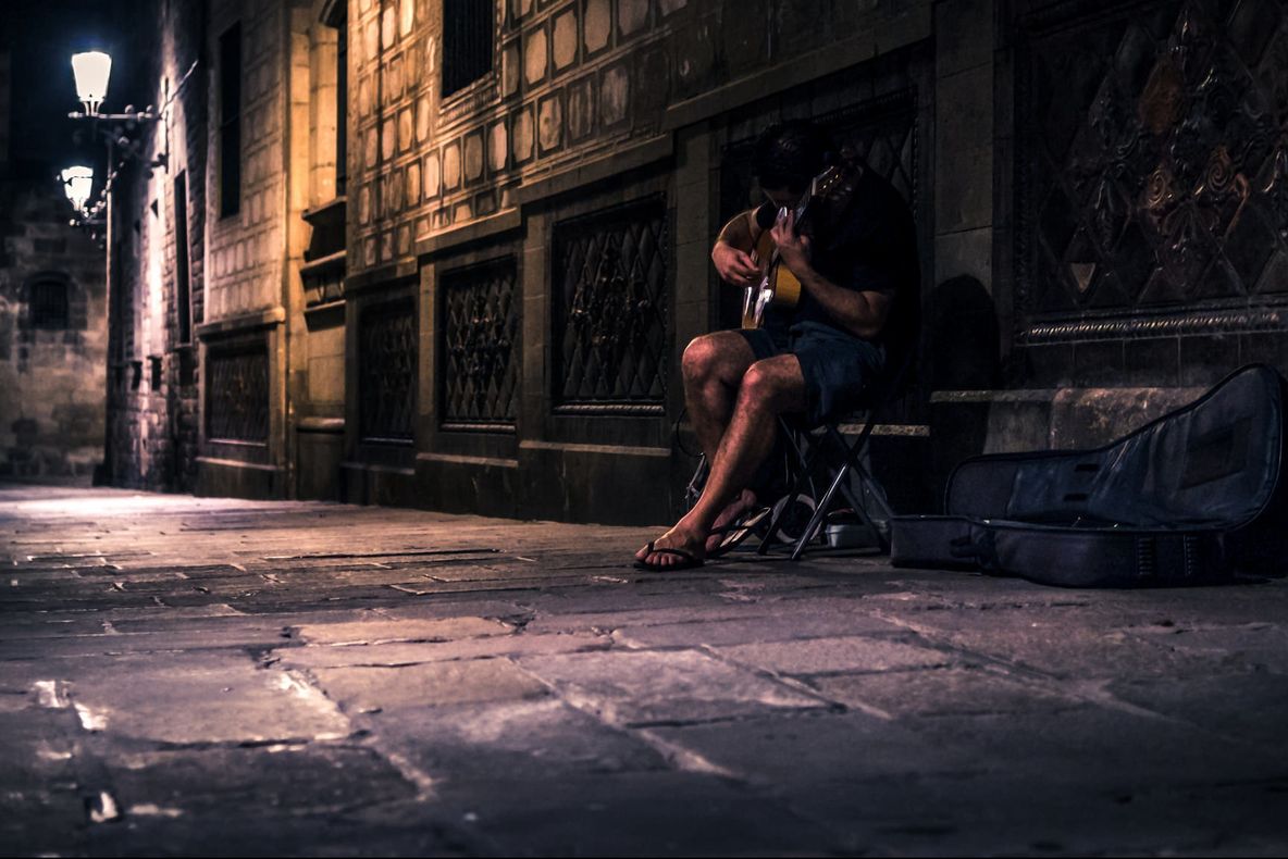 VIDEO. Un primar din România cântă la chitară pe stradă şi compune poezii: "Sufletul să zburde"