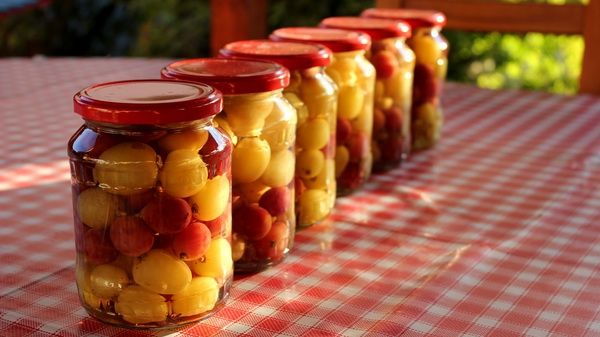 Rețeta secretă a bulgăroaicelor pentru compoturi fără floare: fructele rămân tari luni întregi 