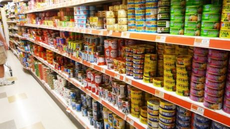 A vrut să cumpere un pateu dintr-un supermarket. S-a uitat pe etichetă şi a înlemnit. Nu se poate!