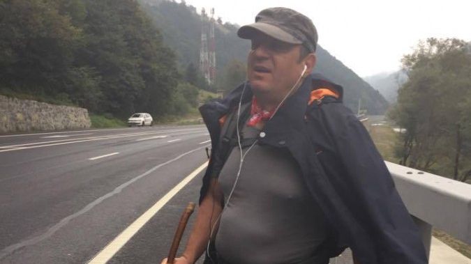 Primarul care protestează mergând pe jos până la Bucureşti pentru APĂ: Mii de kilometri degeaba