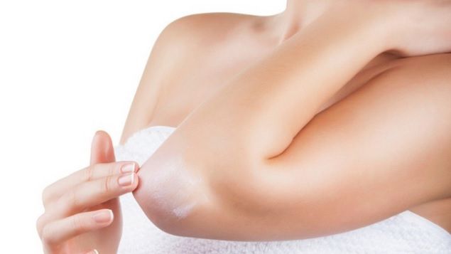 Scapă de coatele uscate şi crăpăturile din talpă făcând ASTA zilnic 