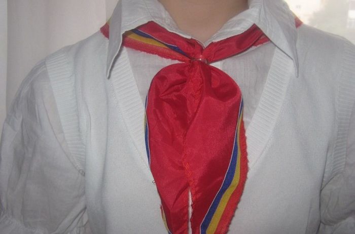 Mai ai cratava de când erai pioner? Iată cu cât o poţi vinde acum!