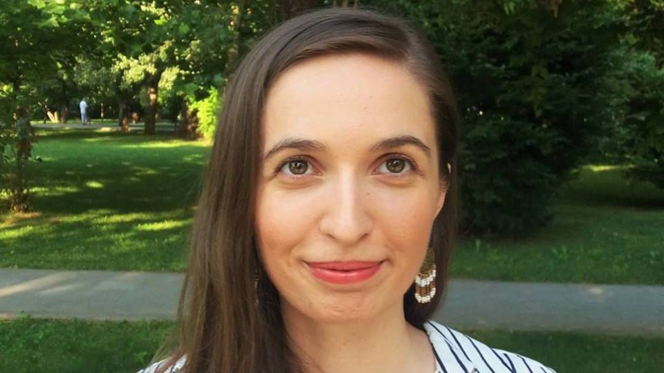 O profesoară de limba română a lansat un manual de clasa a V-a. E gratuit şi îl poţi descărca online